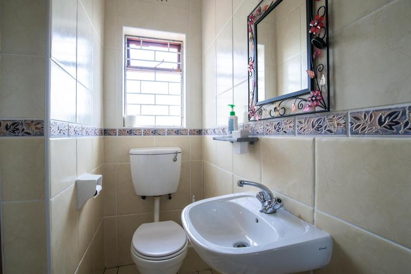 To Let 8 Bedroom Property for Rent in Walmer Estate Western Cape
